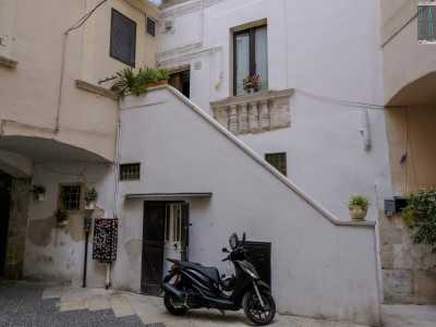 ...e Palazzo Traversa a destra